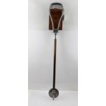 A MID TO LATE 20TH CENTURY ALUMINIUM AND ANODISED SHOOTING STICK with leather seat