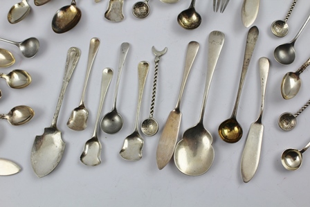 A QUANTITY OF HALLMARKED SILVER, STERLING AND WHITE METAL CONDIMENT SPOONS, COFFEE SPOONS, BUTTER - Image 4 of 5