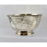 SHREVE CRUMP LOW & CO AN AMERICAN SILVER COLOURED METAL BOWL being a reproduction after Paul Revere,