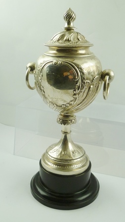 JAMES DEAKIN AND SONS A LATE VICTORIAN SILVER TROPHY CUP of globular form with ring handles, on a - Image 5 of 5