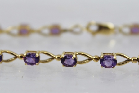 A GOLD COLOURED METAL BRACELET set sixteen oval amethysts in claw mounts - Image 2 of 2