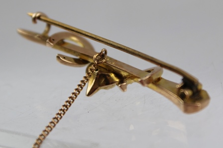 A VICTORIAN GOLD HUNTING BAR BROOCH fashioned with a fox mask and two horse shoes on a horse shoe - Image 3 of 4
