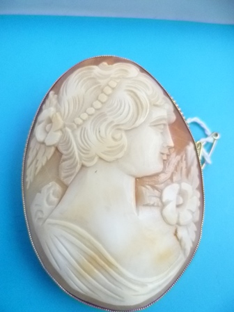 A 9CT GOLD MOUNTED SHELL CAMEO BROOCH depicting a profile portrait of a young woman in classical - Image 3 of 6