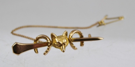 A VICTORIAN GOLD HUNTING BAR BROOCH fashioned with a fox mask and two horse shoes on a horse shoe - Image 2 of 4
