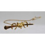 A VICTORIAN GOLD HUNTING BAR BROOCH fashioned with a fox mask and two horse shoes on a horse shoe