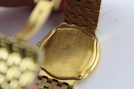 A RAYMOND WEIL "FIDELIO" GENTLEMAN'S 18CT GOLD PLATED WRIST WATCH, having white enamel dial with - Image 8 of 9