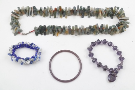 A POLISHED MOSS AGATE STONE NECKLACE together with a polished stone disc bangle and two other