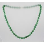 AN EMERALD GREEN NECKLACE with bolt ring clasp, 44cm long