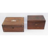 A 19TH CENTURY ROSEWOOD TEA CADDY, the lid opening to reveal a single caddy box and cut glass