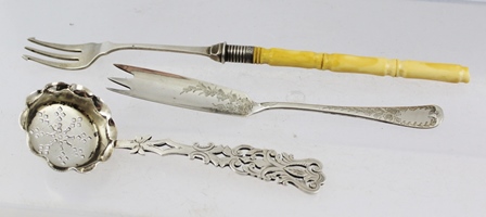 A VICTORIAN SILVER SUGAR SIFTING SPOON with pierced and engraved handle, Birmingham 1895 30g