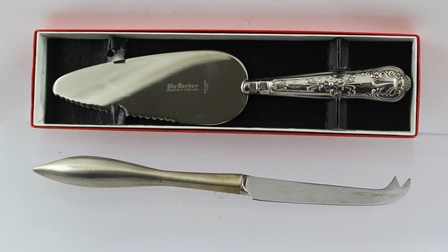 A LATE 20TH CENTURY SILVER HANDLED CHEESE KNIFE London 1989 together with a Kings pattern SILVER