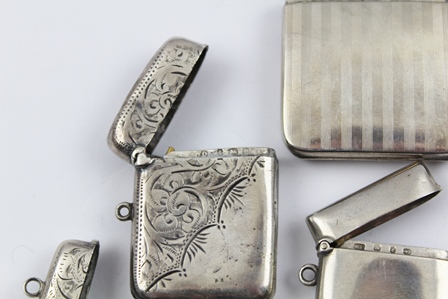 A COLLECTION OF FIVE HALLMARKED SILVER VESTA CASES, includes plain and chased, overall weight 116g. - Image 3 of 6