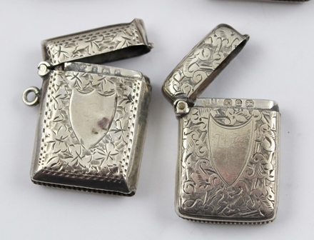 A COLLECTION OF FIVE HALLMARKED SILVER VESTA CASES, includes plain and chased, overall weight 109g. - Image 3 of 4