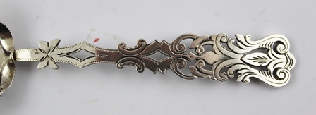 A VICTORIAN SILVER SUGAR SIFTING SPOON with pierced and engraved handle, Birmingham 1895 30g - Image 2 of 5