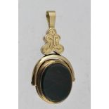 A 10CT GOLD STONE SET FOB/LOCKET, having oval carnelian and bloodstone verso, stamped "10c"