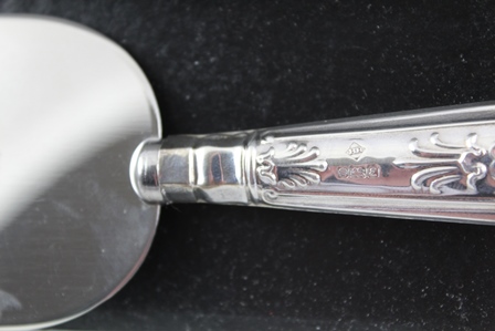 A LATE 20TH CENTURY SILVER HANDLED CHEESE KNIFE London 1989 together with a Kings pattern SILVER - Image 2 of 3
