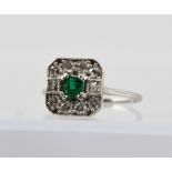 AN ART DECO STYLE 18CT WHITE GOLD EMERALD AND DIAMOND CLUSTER RING, having central square emerald