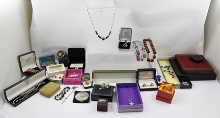 A QUANTITY OF COSTUME JEWELLERY, to include a Murano necklace, cast metal sports car design