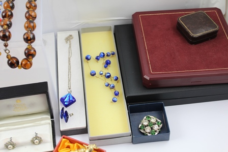 A QUANTITY OF COSTUME JEWELLERY, to include a Murano necklace, cast metal sports car design - Image 10 of 12