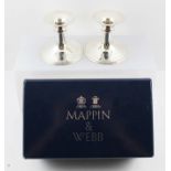 MAPPIN AND WEBB A PAIR OF LATE 20TH CENTURY SILVER CANDLESTICKS having knopped stems, on outswept