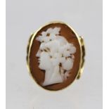 A LATE 19TH/EARLY 20TH CENTURY GOLD CAMEO RING, size I