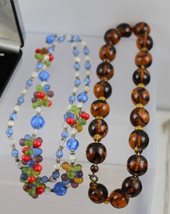 A QUANTITY OF COSTUME JEWELLERY, to include a Murano necklace, cast metal sports car design - Image 11 of 12