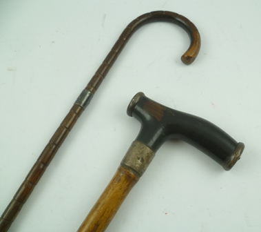 A VICTORIAN GENTLEMAN'S WALKING STICK, having ebonised handle with bamboo shaft, silver band