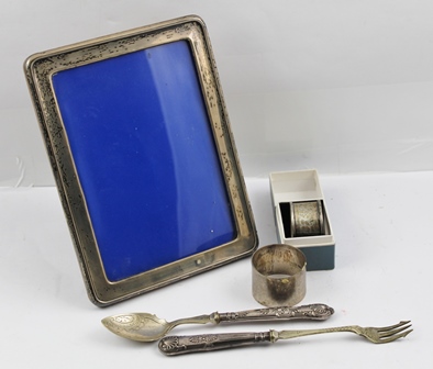 AN EDWARDIAN SILVER MOUNTED PHOTOGRAPH FRAME with oak easel back, Birmingham 1936 (for image size