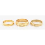 A lot to include a 22ct yellow gold wedding band, of plain design, hallmarked London, weight approx.