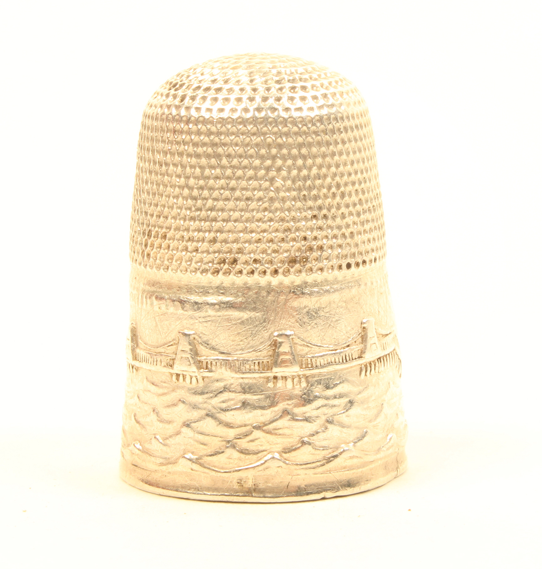 A mid 19th Century silver souvenir thimble depicting the Brighton Chain Pier and Parade. - Image 2 of 2