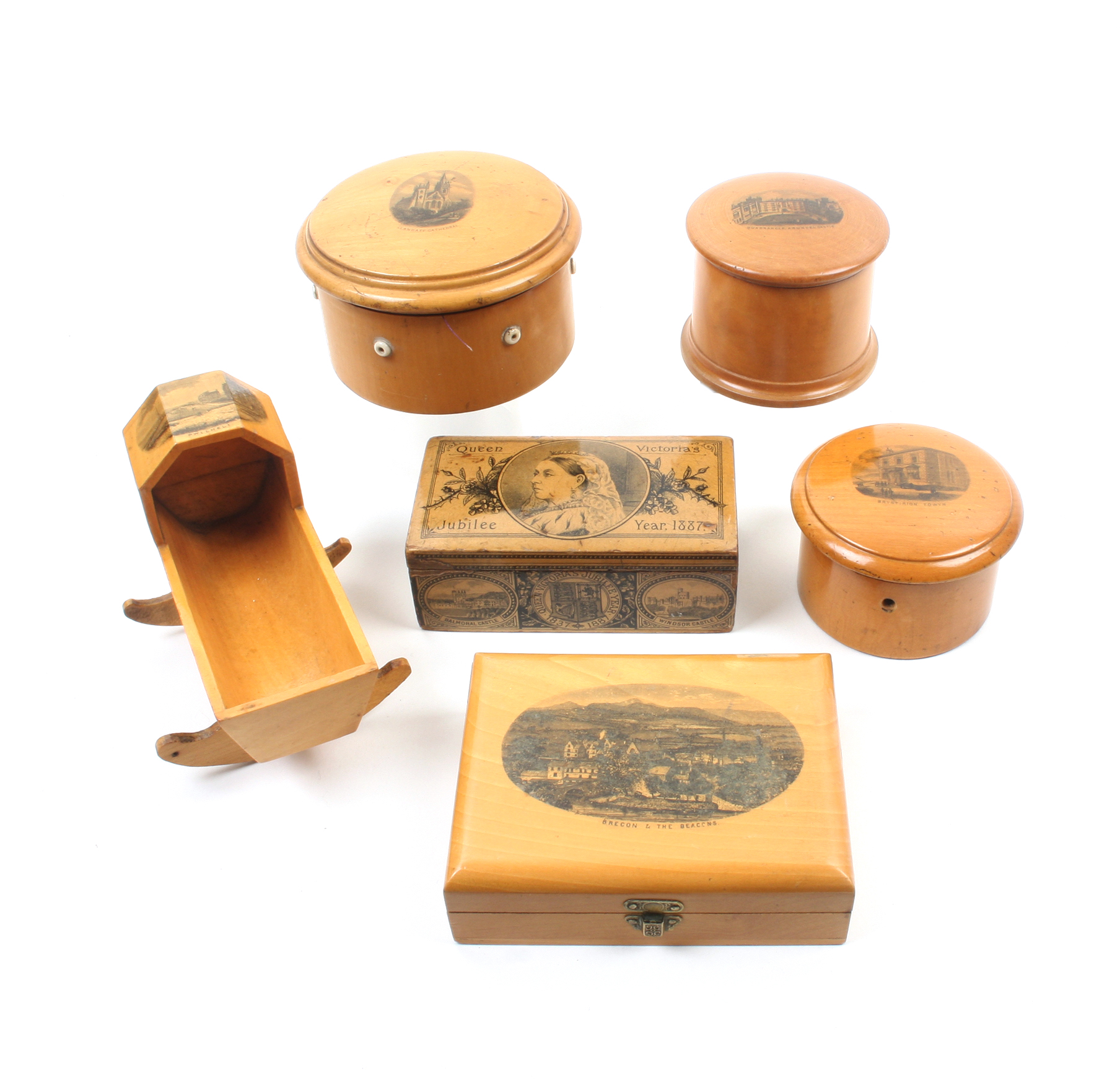 Mauchline ware _ sewing _ six pieces comprising a circular reel box, six bone side apertures, dome