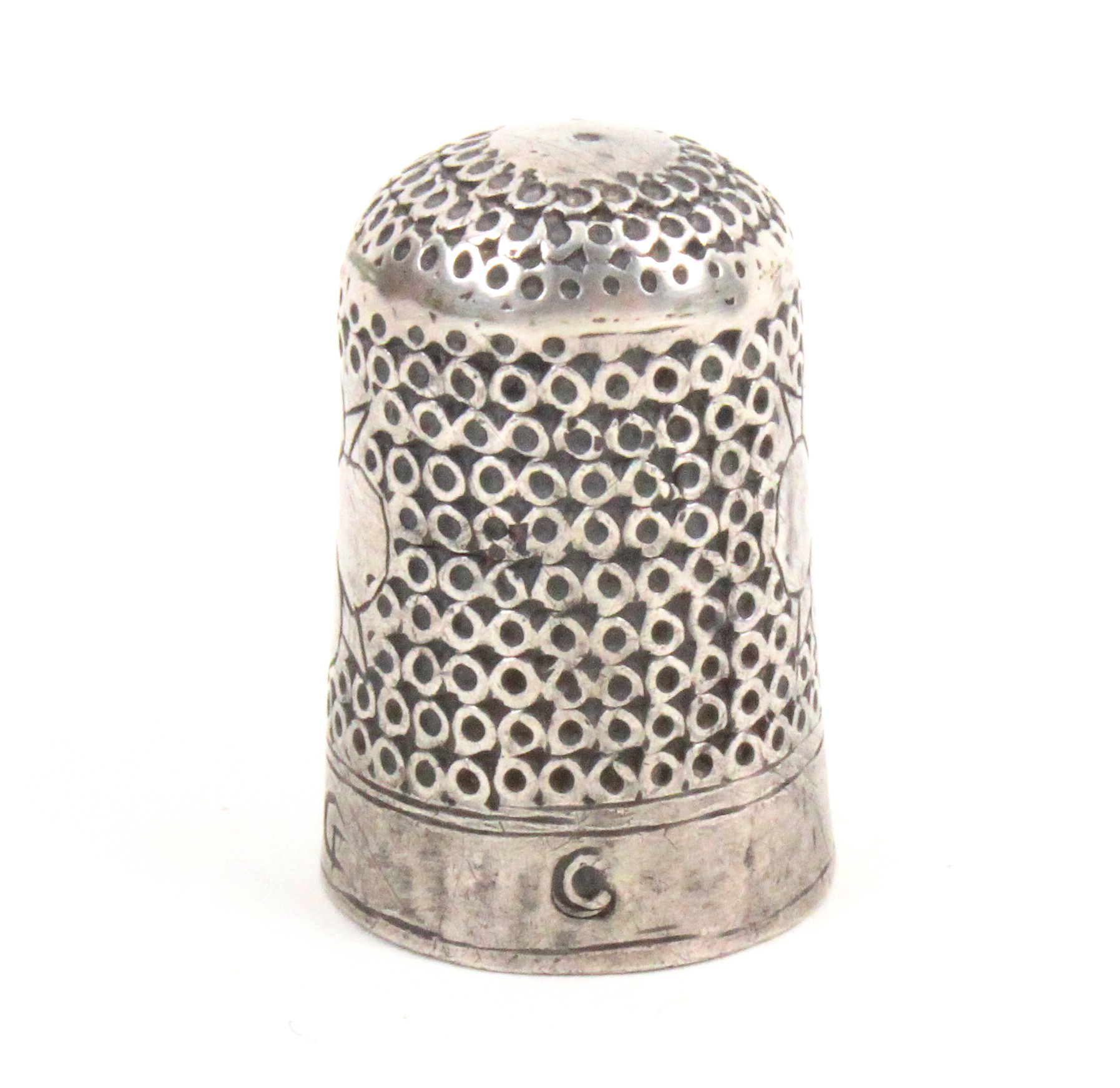A 17th Century English silver thimble the body with two four leaf clover or rose motifs, the plane - Image 2 of 2
