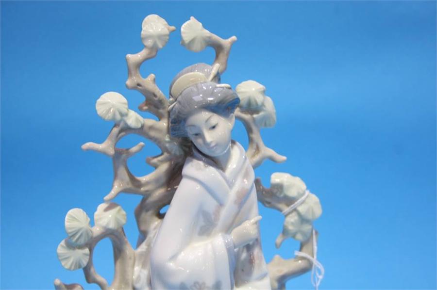 An Oriental Lladro group. - Image 4 of 8