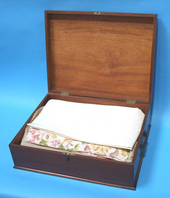 A mahogany box containing table linen - Image 16 of 21