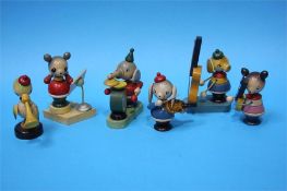 A Circa 1930's painted wooden animal band (6)