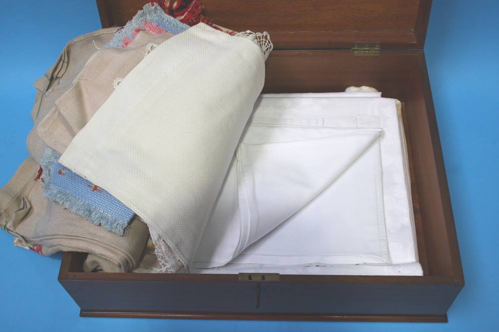 A mahogany box containing table linen - Image 4 of 21