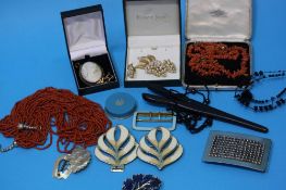 Box of assorted jewellery