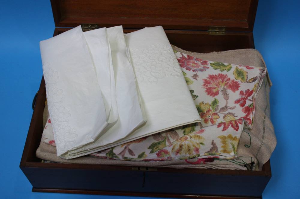 A mahogany box containing table linen - Image 6 of 21