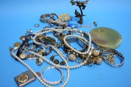 Tray of assorted jewellery