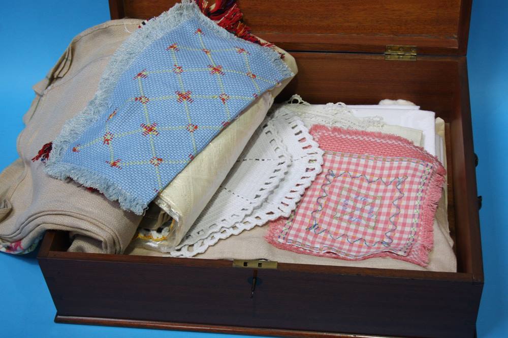 A mahogany box containing table linen - Image 19 of 21