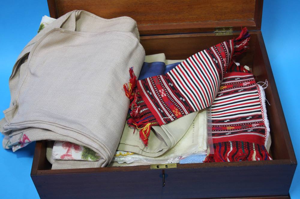 A mahogany box containing table linen - Image 10 of 21