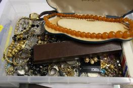Tray of assorted Jewellery
