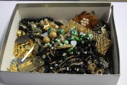 Tray of assorted Jewellery