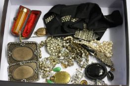 Tray of assorted jewellery, cheroot holder etc.