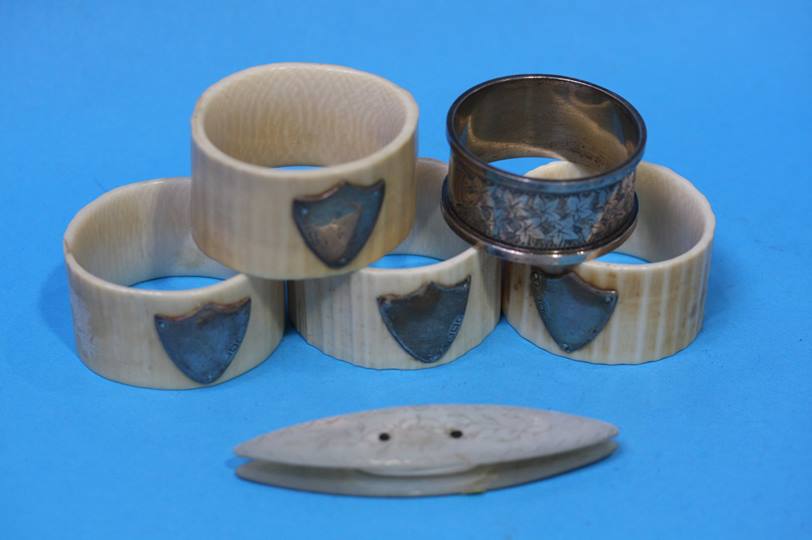 Four silver mounted napkin rings etc.