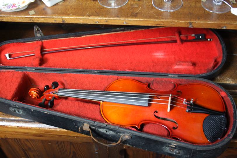 Violin, bow and hard case - Image 2 of 2