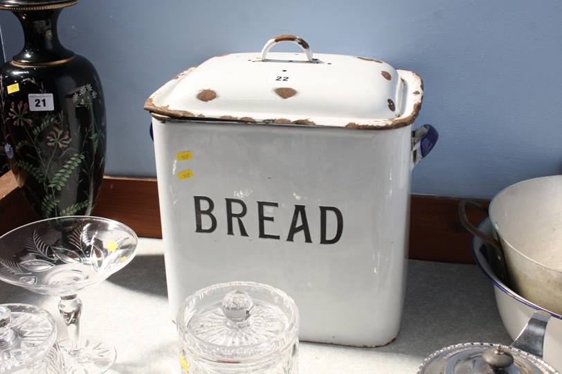 Enamelled bread bin