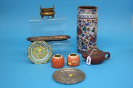 Mixed lot of assorted Oriental China and metal war