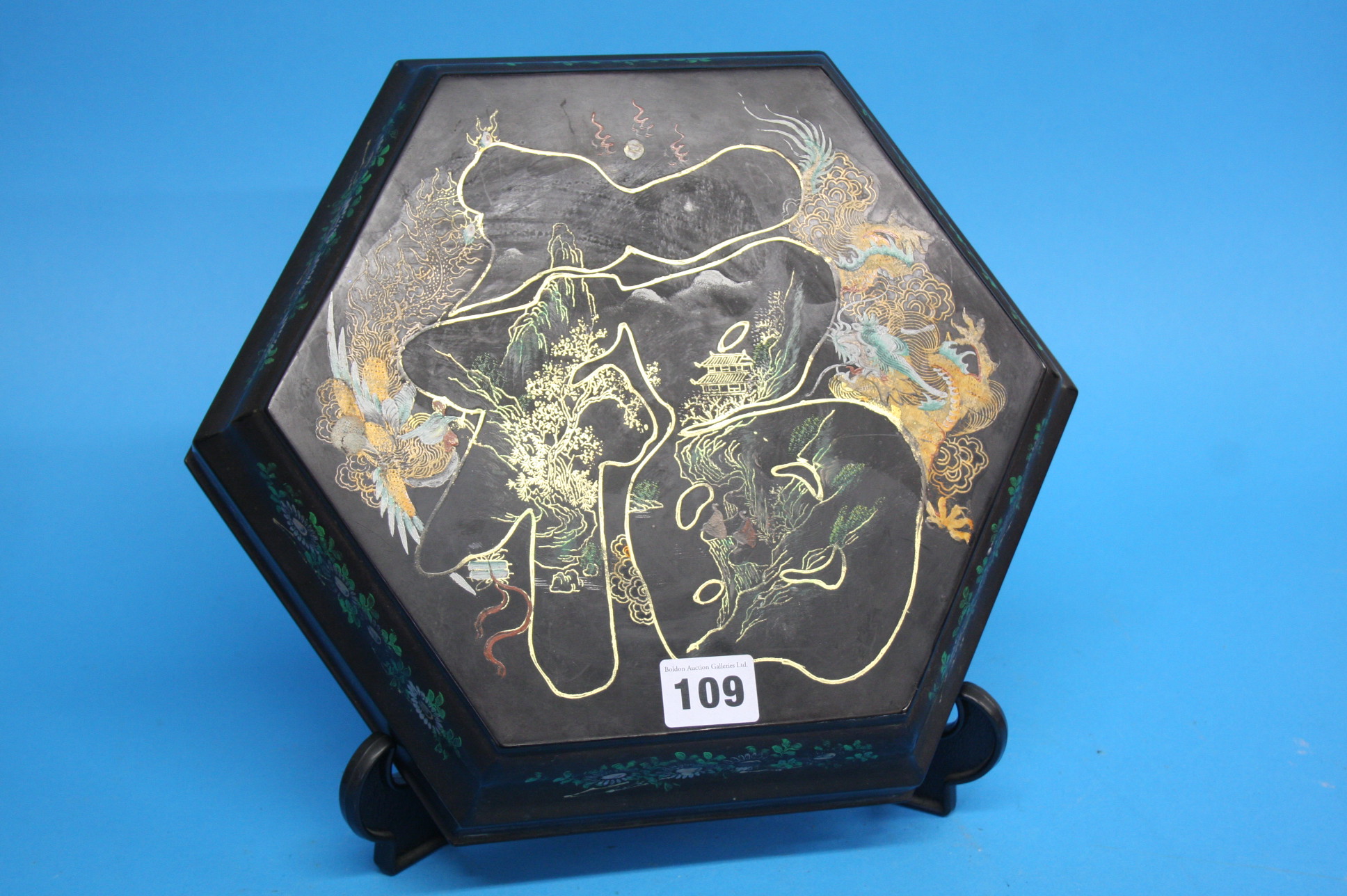 An Oriental papier mache box, opening to reveal a - Image 3 of 3