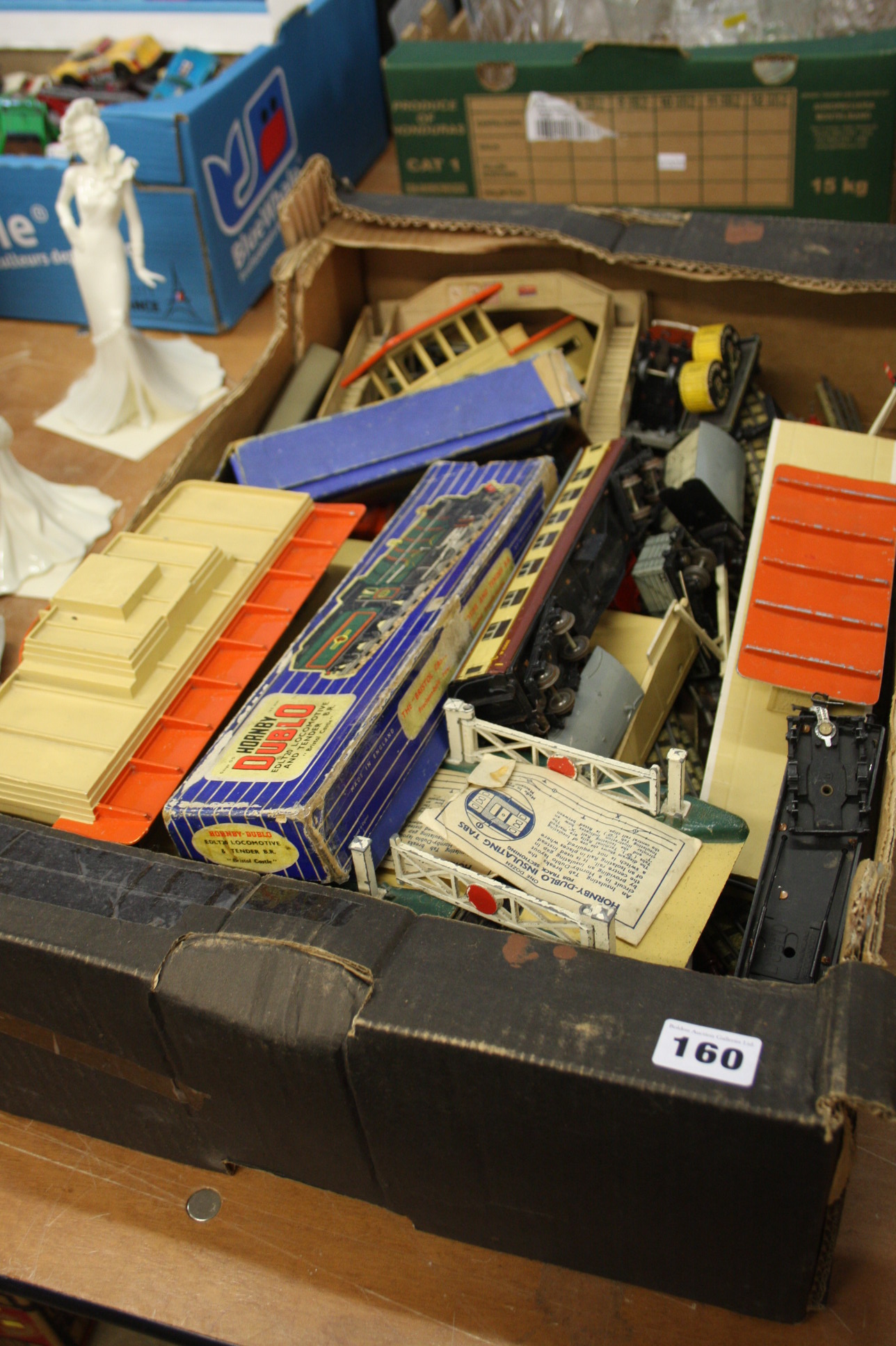 Box of Hornby Dublo, 2 locomotives etc.